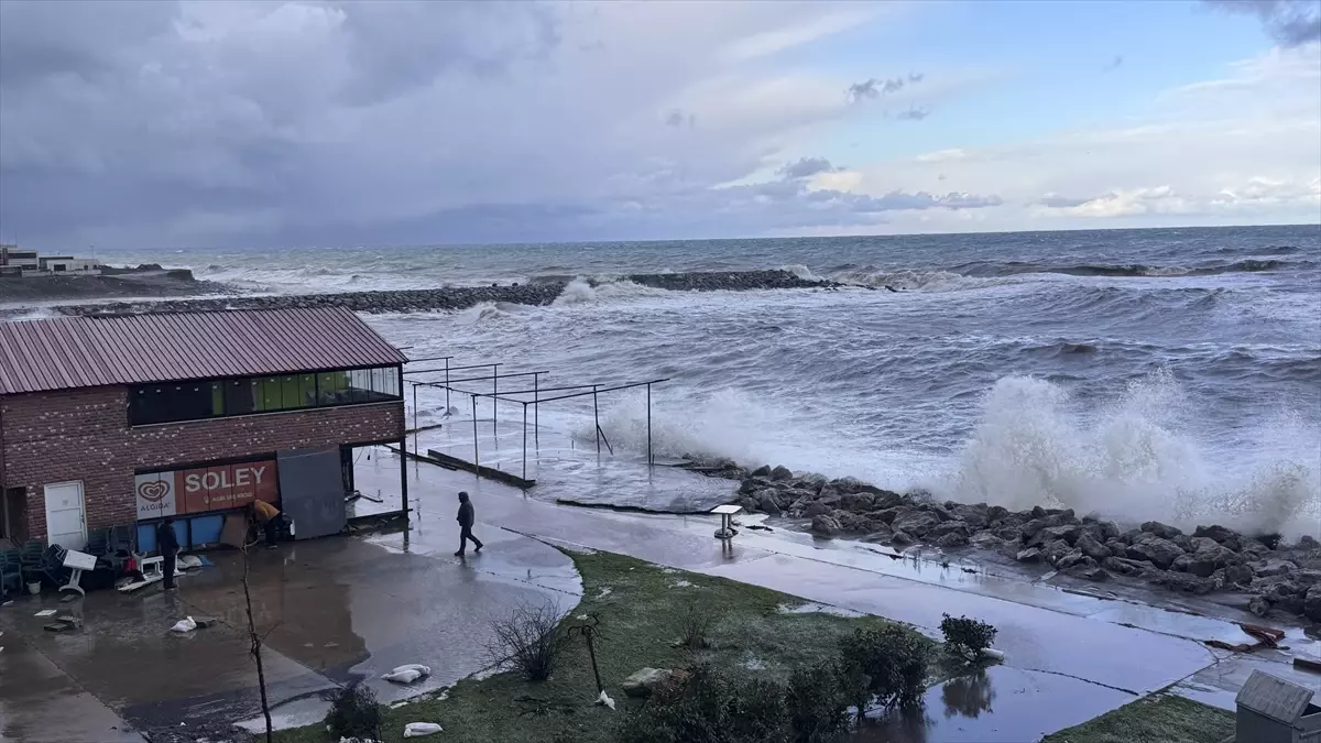 Zonguldak'ta kuvvetli rüzgar nedeniyle taşan deniz Kozlu Limanı'nı su altında bıraktı