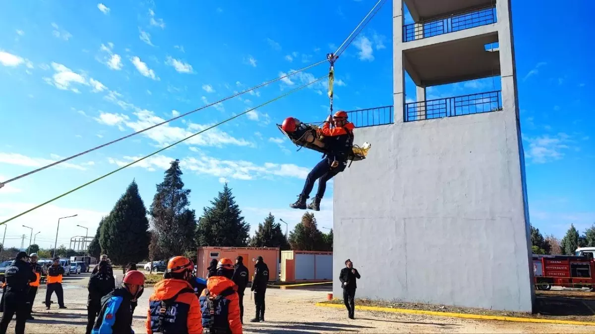 Adana'da nefes kesen deprem tatbikatı: Askıda kalan araçtakileri kurtardılar