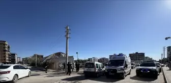 Adıyaman'da 2 hafif ticari aracın çarpıştığı kazada sürücüler yaralandı