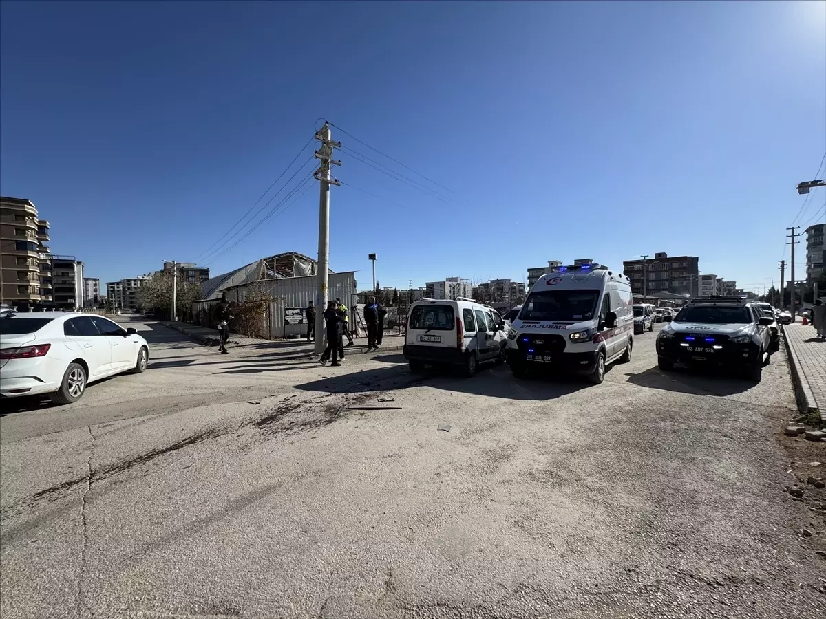 Adıyaman'da 2 hafif ticari aracın çarpıştığı kazada sürücüler yaralandı