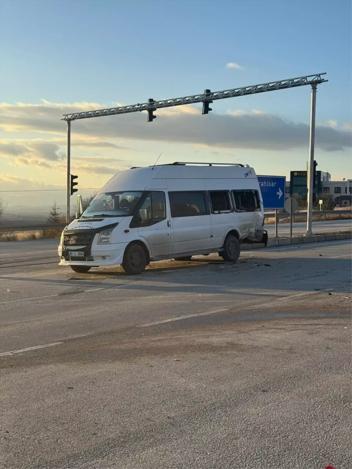 Afyonkarahisar'da öğrenci servisi ile otomobil çarpıştı, 18 kişi yaralandı
