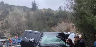 Antalya'da tırla çarpışan otomobildeki 2 kişi yaralandı