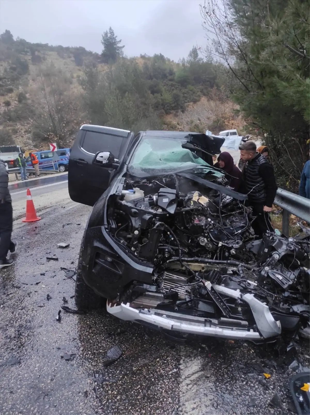 Antalya'da tırla çarpışan otomobildeki 2 kişi yaralandı