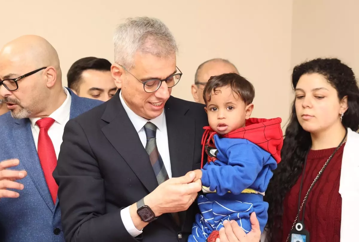 Bakan Memişoğlu, Kahire'de Filistinli hastaları ziyaret etti