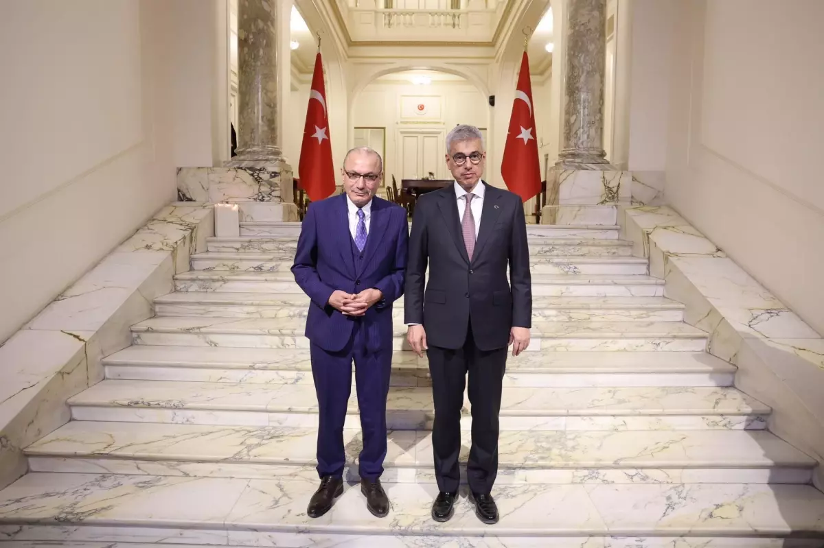 Bakan Memişoğlu, Türkiye'nin Kahire Büyükelçiliği'ni ziyaret etti