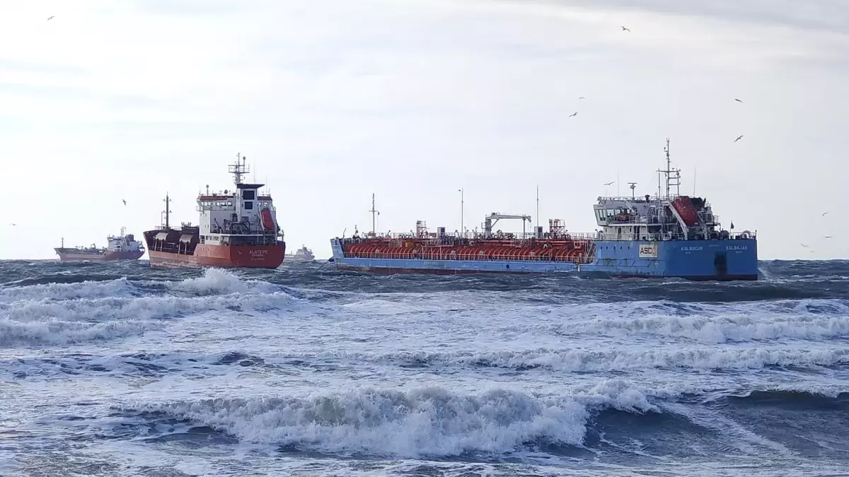 Bakırköy açıklarında iki tankerden acil durum çağrısı yapıldı; ekipler sevk edildi