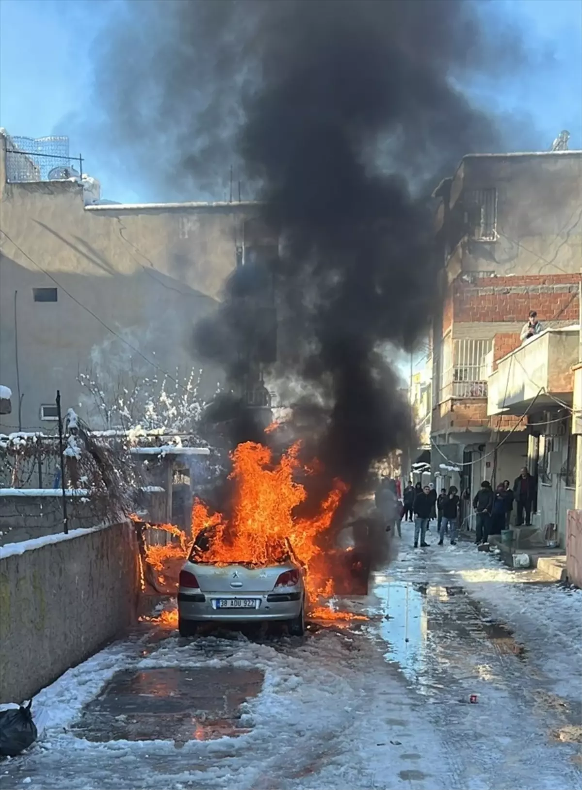 Batman'da park halindeki otomobil yandı