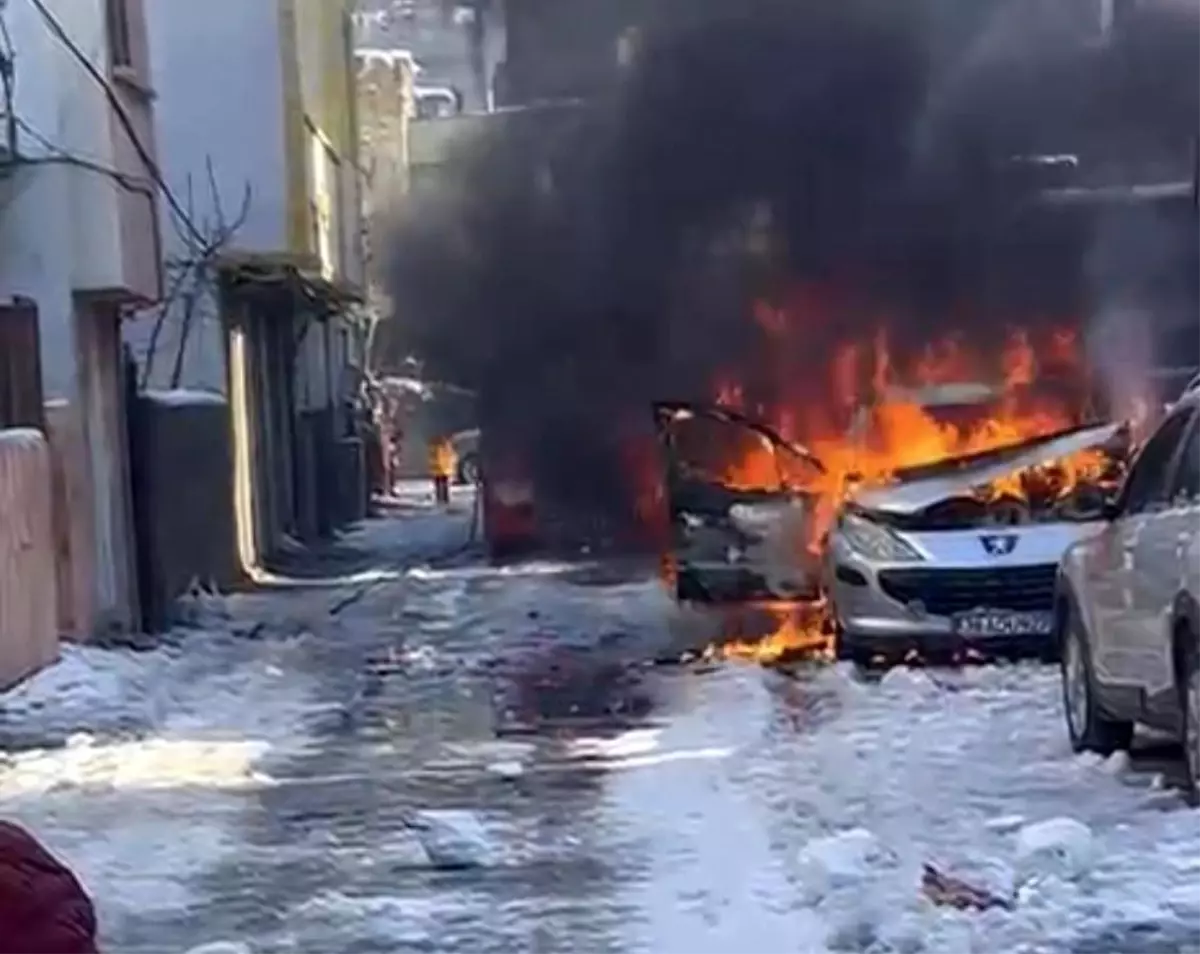 Batman'da soğuk havada çalışmayan araç alev aldı