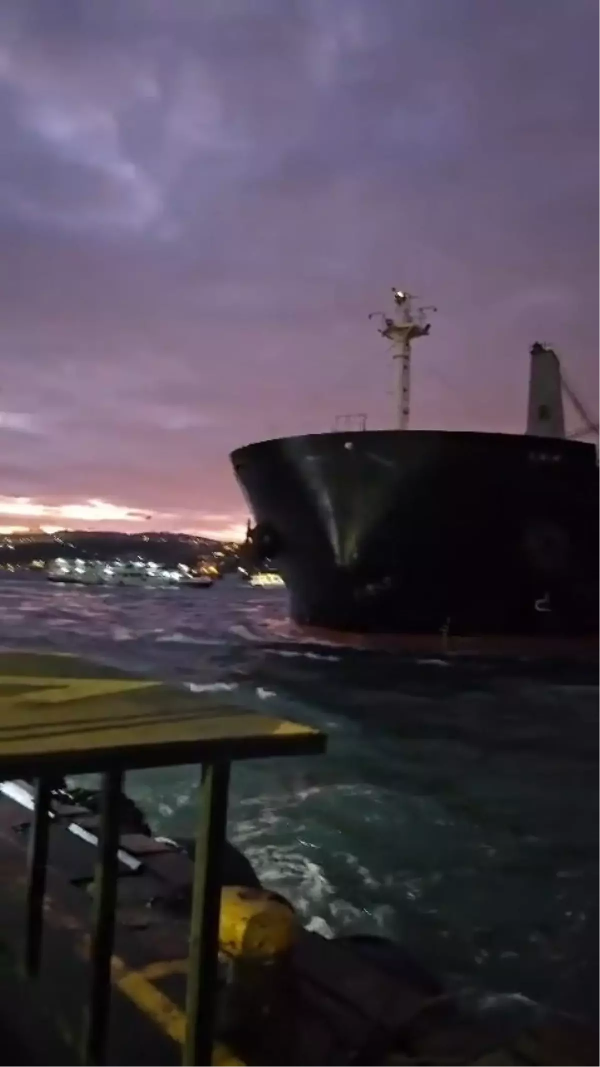 Beşiktaş'ta sürüklenen kuru yük gemisi son anda durdu