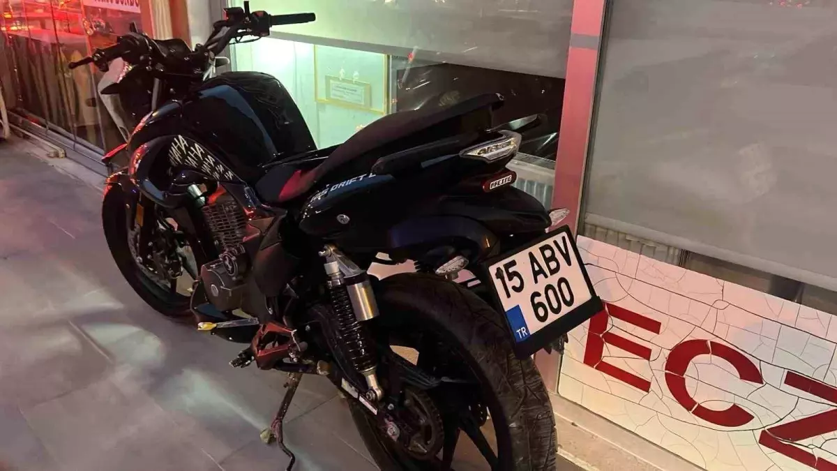 Burdur'da motosiklet park halindeki otomobile çarptı: 2 yaralı