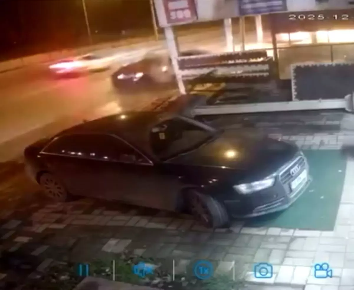 Bursa'da gece yarısı kaza anı kamerada : 1'i ağır 4 yaralı
