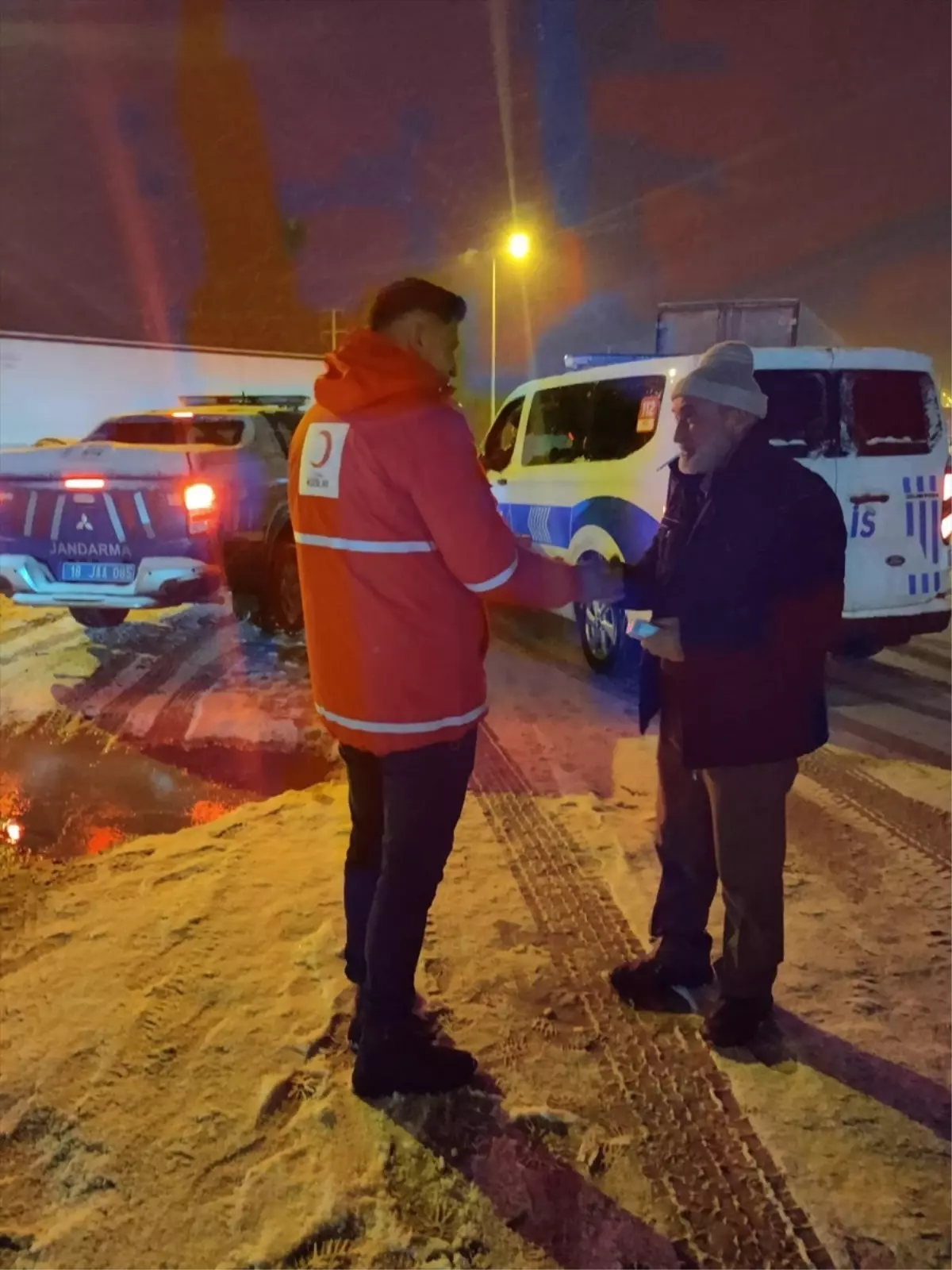 Çankırı'da kar yağışı nedeniyle yolda kalan vatandaşların bekleyişi sürüyor