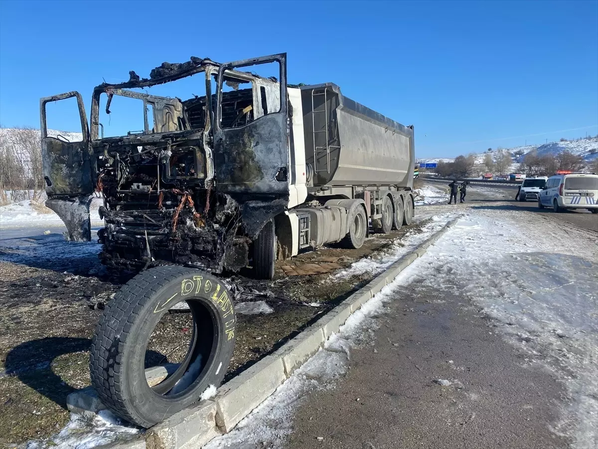 Çankırı'da park halindeyken yangın çıkan tır kullanılamaz hale geldi