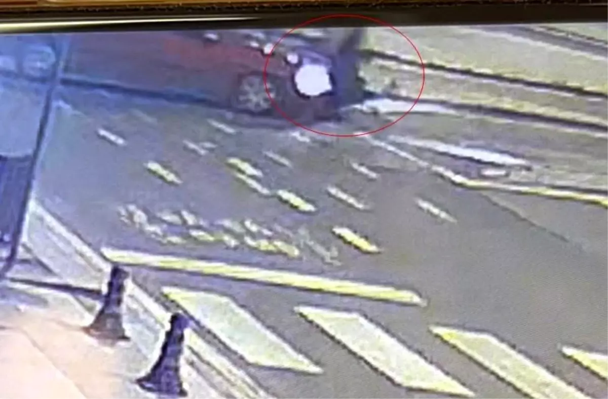 Çarpıştığı arabanın üzerinden takla attı: O anlar kamerada