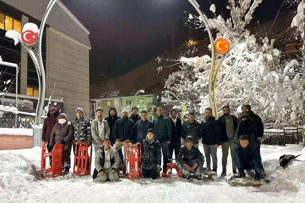 Çatak'ta çocuklar kar katilini eğlenceye dönüştürdü