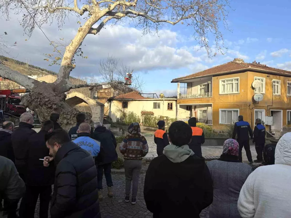 Çatalca'da evi yanan kadın uzun süre gözyaşı döktü