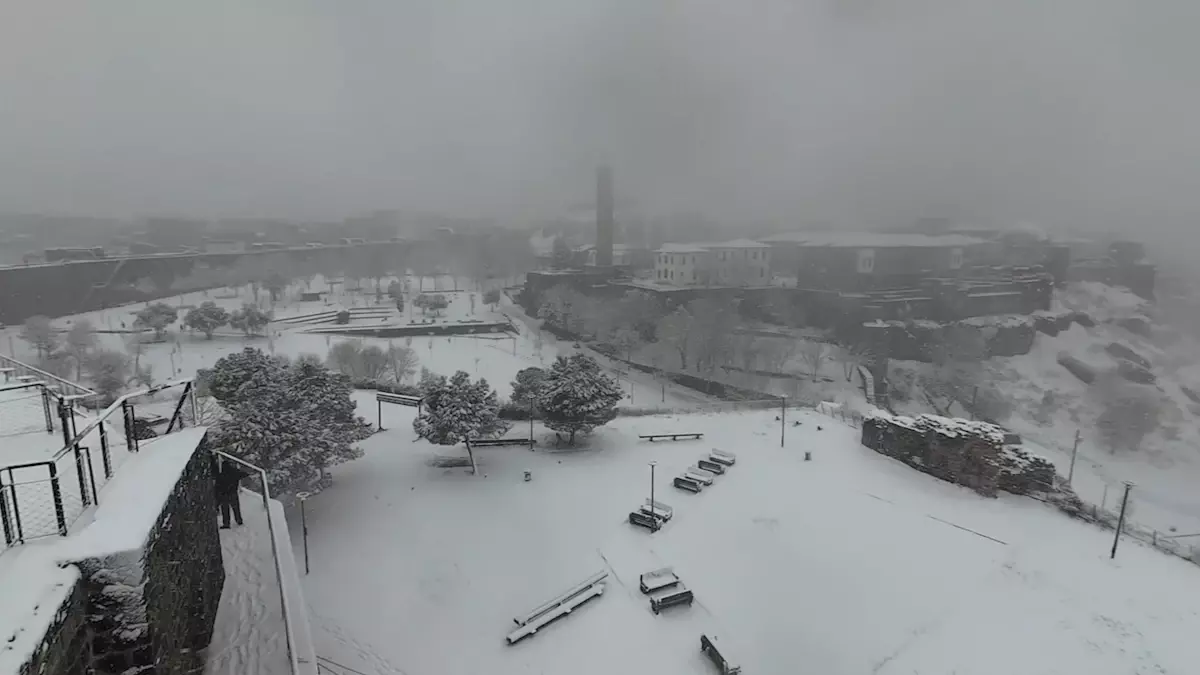 Diyarbakır'da beyaza bürünen tarihi mekanlar dronla görüntülendi