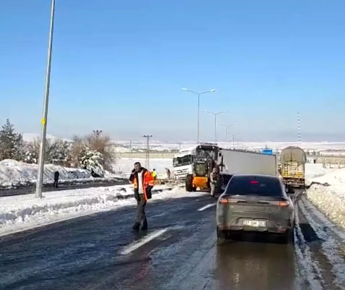Diyarbakır'da buzlanma nedeniyle tır yoldan çıktı