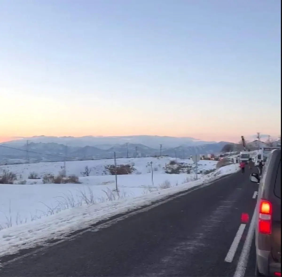 Diyarbakır'da tır devrildi, yol ulaşıma kapandı