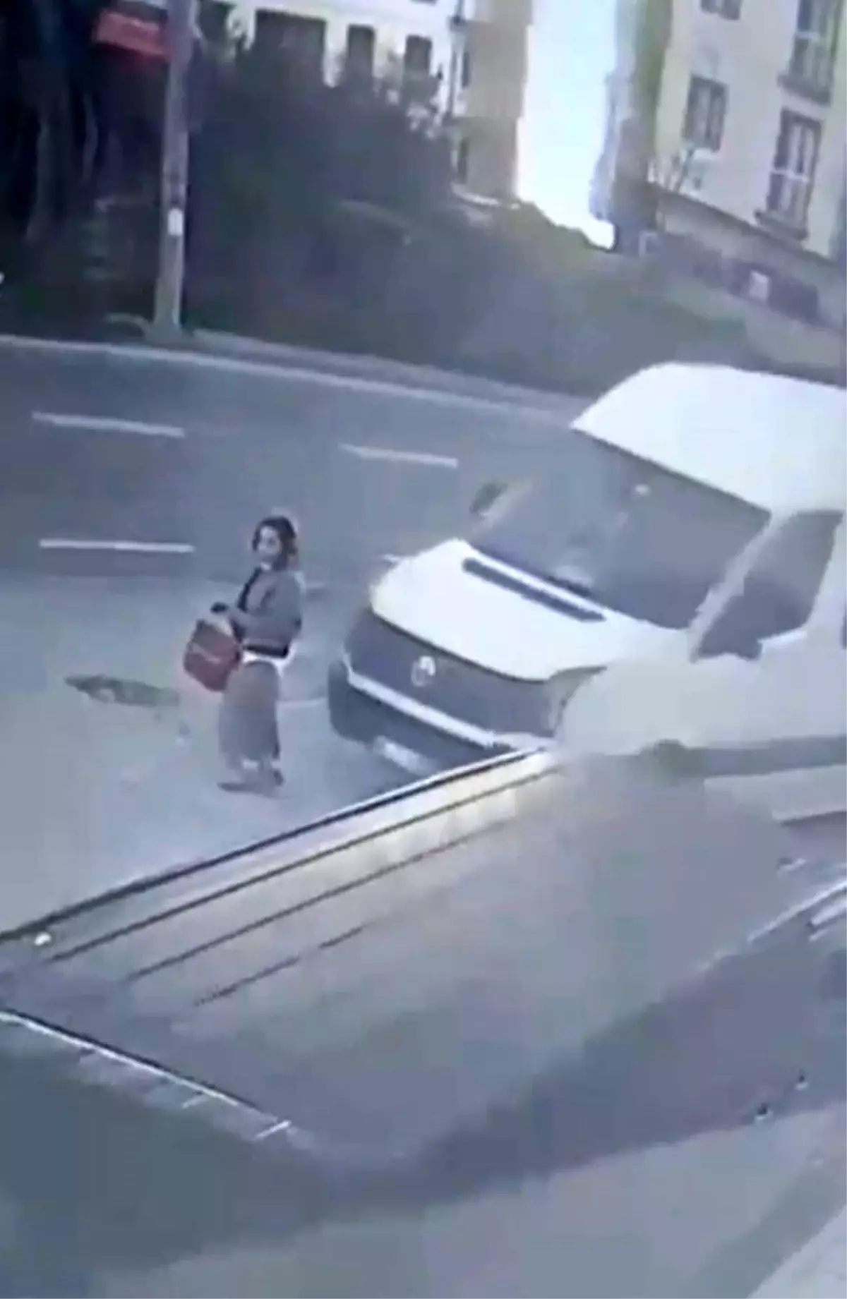 Dolmuş bekleyen kadın minibüsün altında böyle kaldı