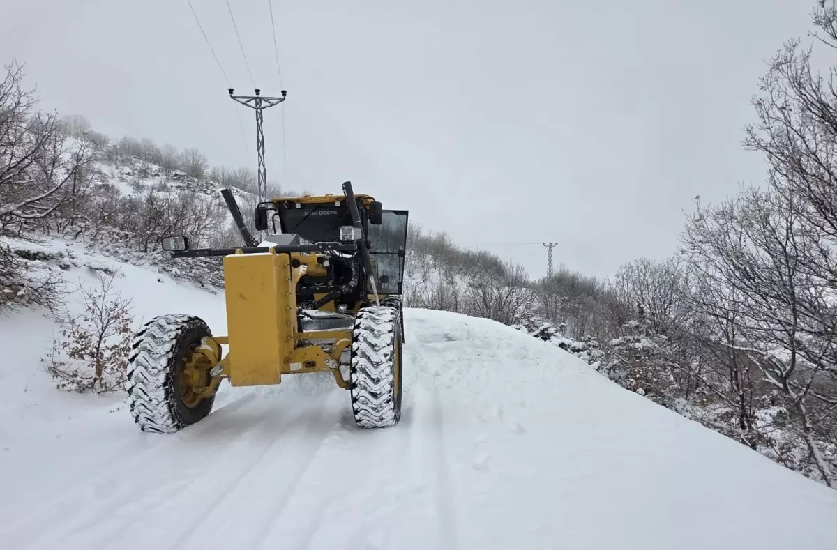 Elazığ'da kapanan köy yolları ulaşıma açıldı