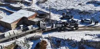 Elazığ'da kar nedeniyle mahsur kalan tır kurtarıldı