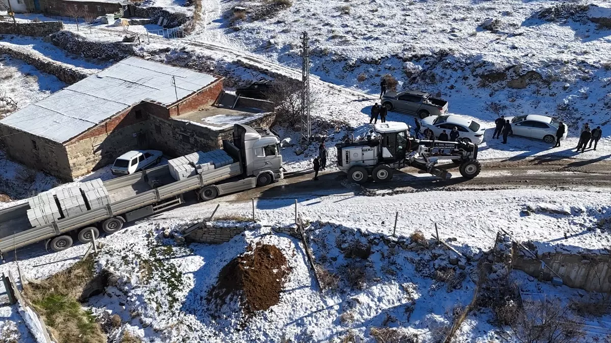 Elazığ'da kar nedeniyle mahsur kalan tır kurtarıldı