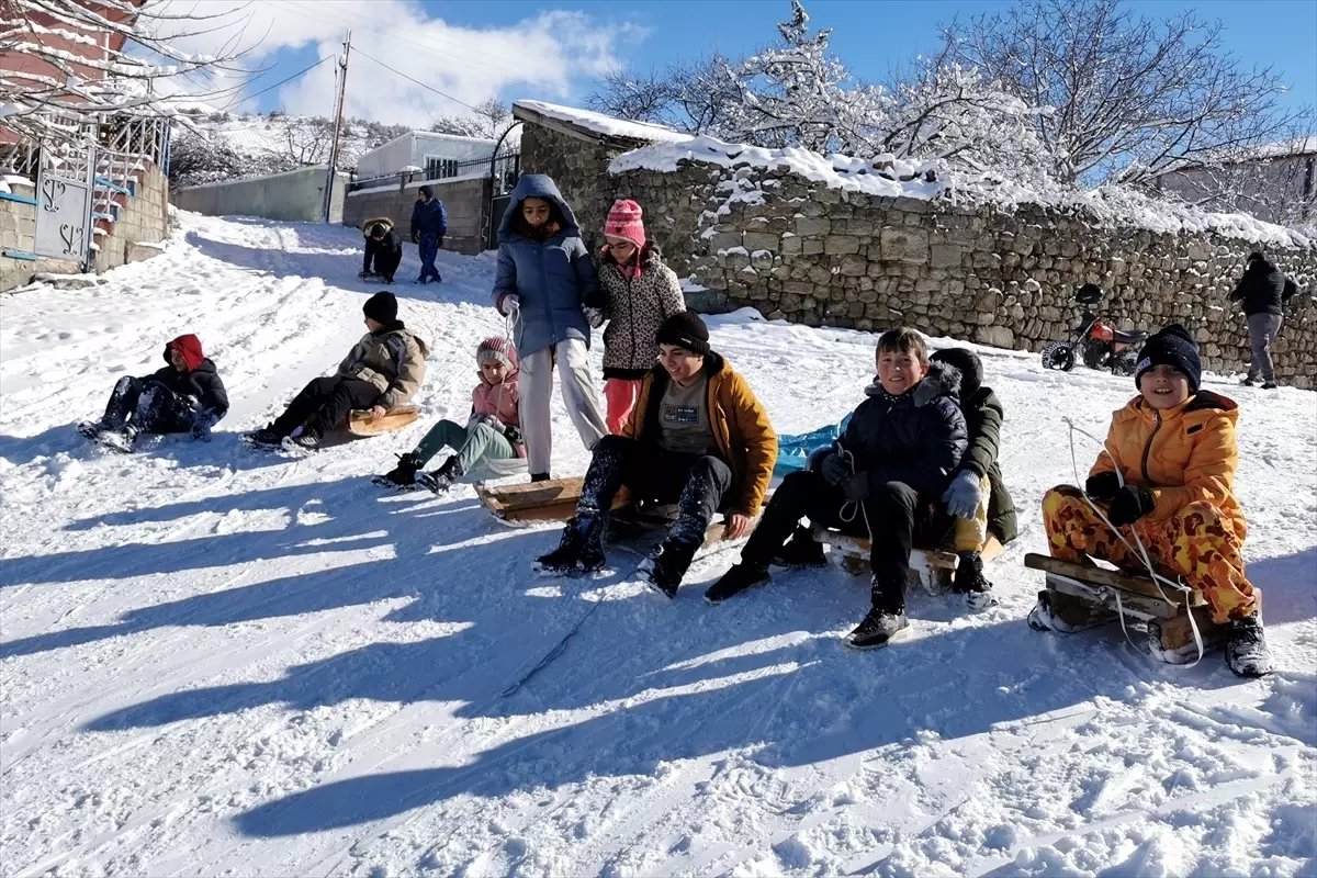 Erzincan'da çocukların kızak keyfi