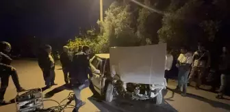 Gazipaşa'da otomobilin beton yapıya çarpması sonucu 2 kişi yaralandı