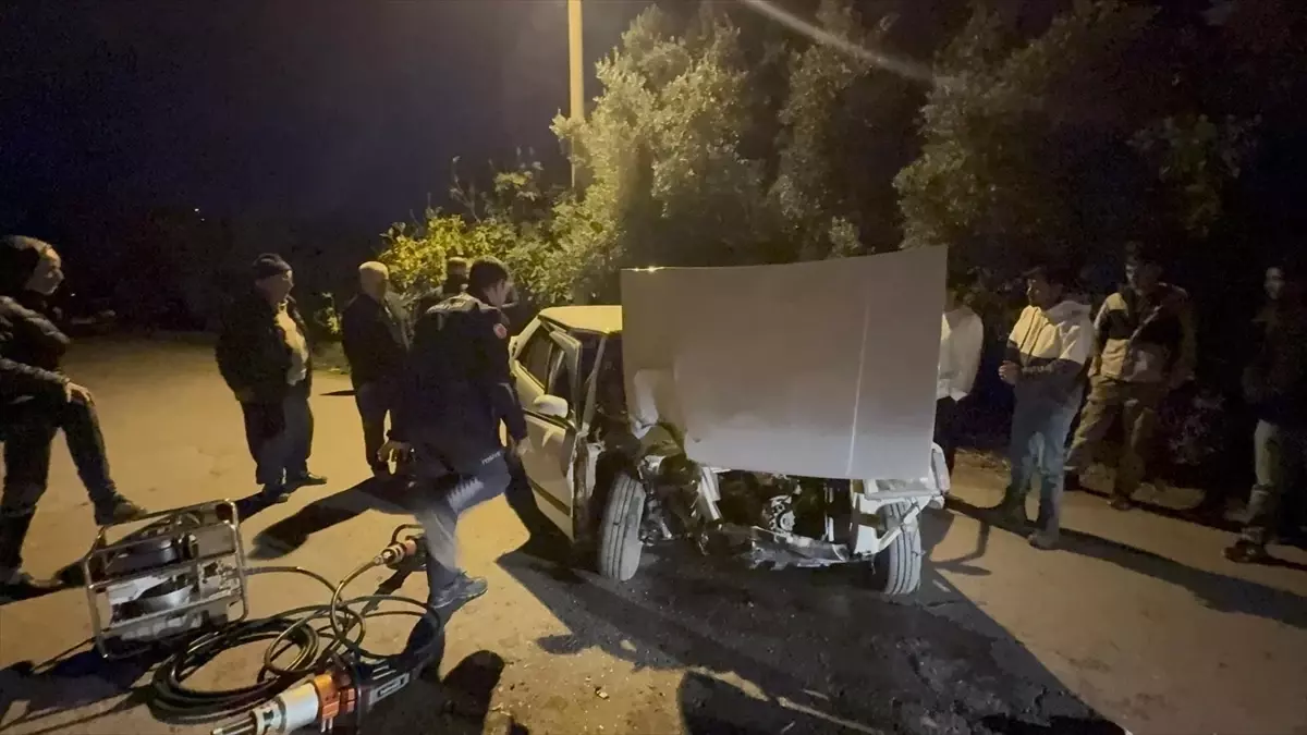 Gazipaşa'da otomobilin beton yapıya çarpması sonucu 2 kişi yaralandı