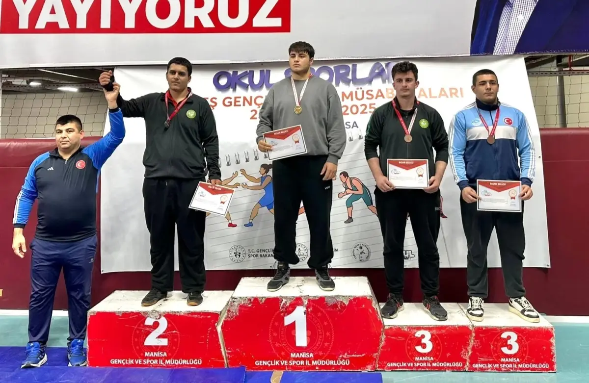 Genç güreşçiler Manisa'da mindere çıktı