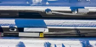 Gerede-Karabük yolunda kalan tır ve kamyonlar kaldırılıyor