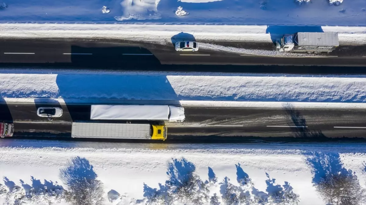 Gerede-Karabük yolunda kalan tır ve kamyonlar kaldırılıyor