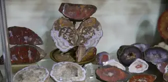 İşlediği süs taşlarını oluşturduğu 'müze'de sergiliyor
