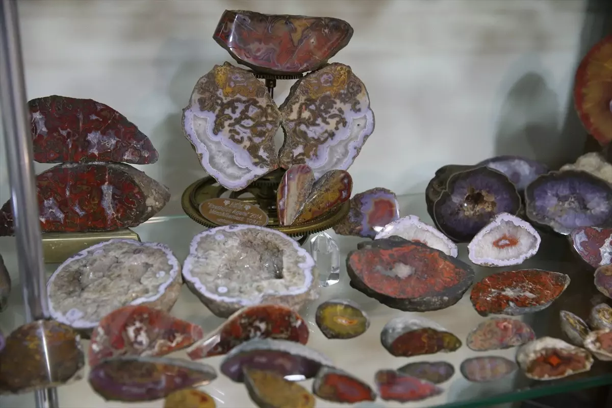 İşlediği süs taşlarını oluşturduğu "müze"de sergiliyor