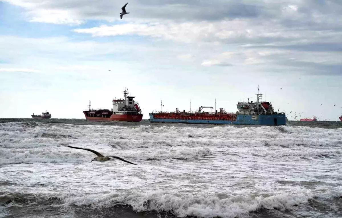 İstanbul'da birbirine temas eden tankerlerden biri kurtarıldı