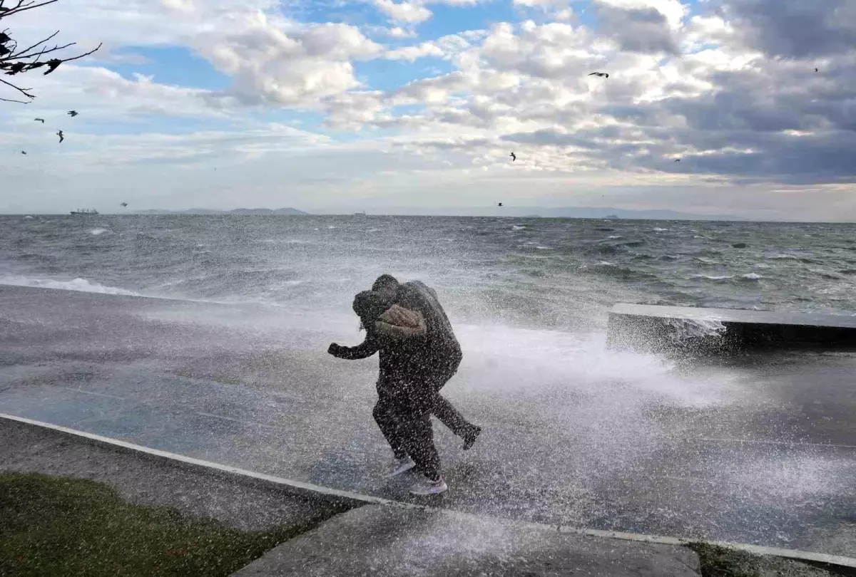 İstanbul'da dev dalgalara aldırış etmeden fotoğraf çekildiler