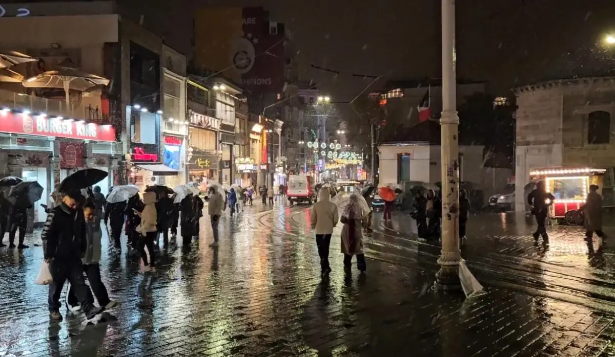 İstanbul'da kar yağışı devam ediyor