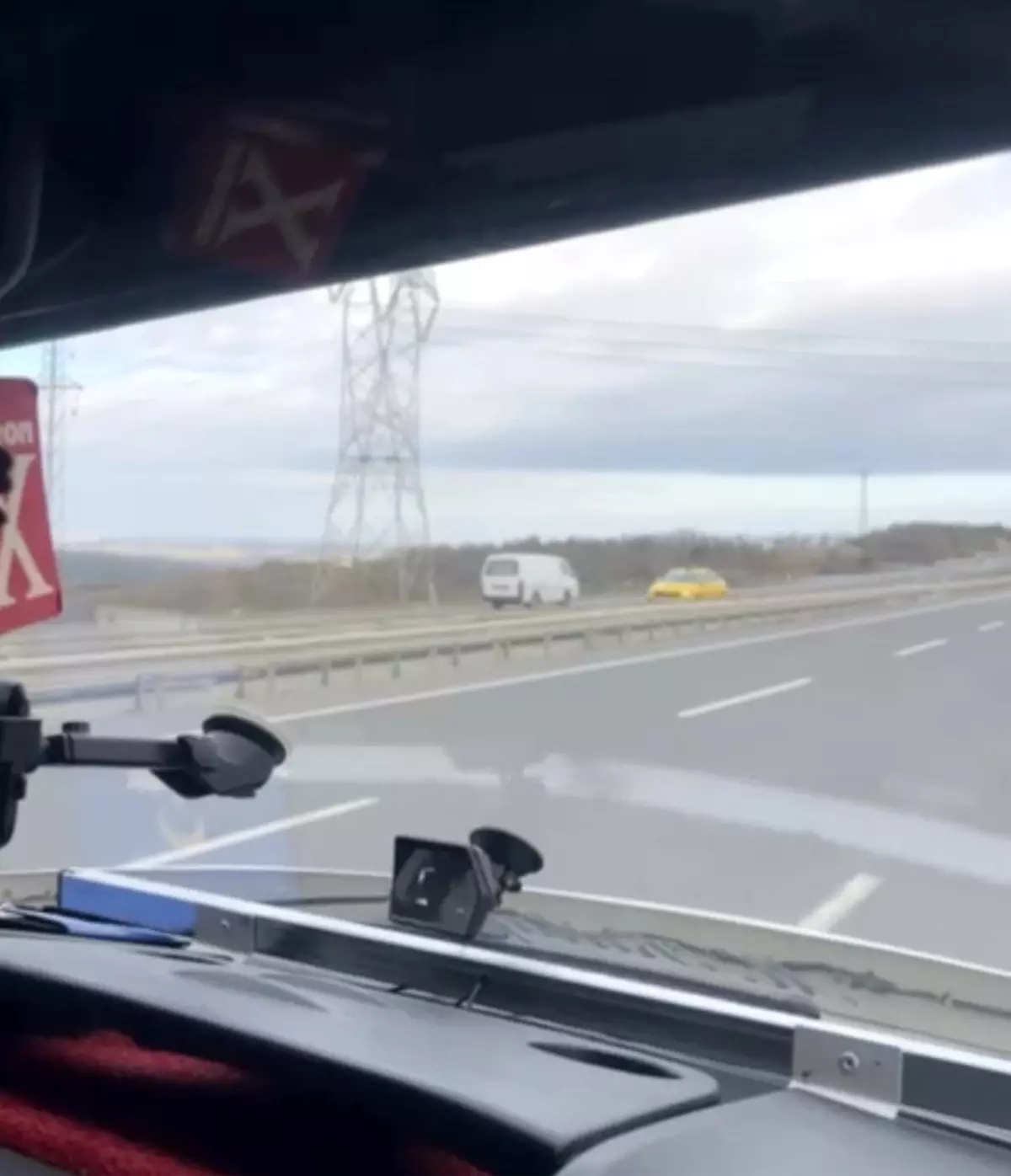 İstanbul Havalimanı yolunda ters yönde giden araç kamerada