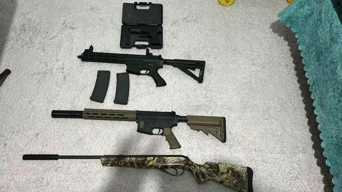 İstanbul merkezli DEAŞ operasyonunda kılıç, pala, kasatura ele geçirildi