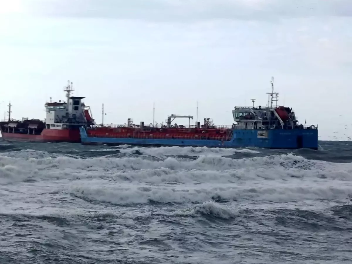 İstanbul'un Florya açıklarında Azerbaycan ve Türk bandrallı iki tankerden acil durum çağrısı geldi. Olay y...