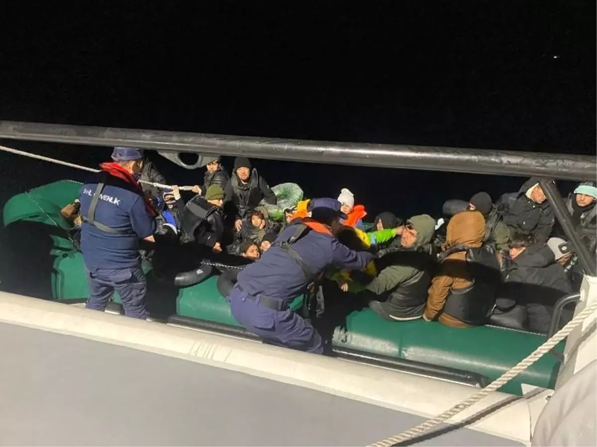 İzmir açıklarında 50 düzensiz göçmen yakalandı