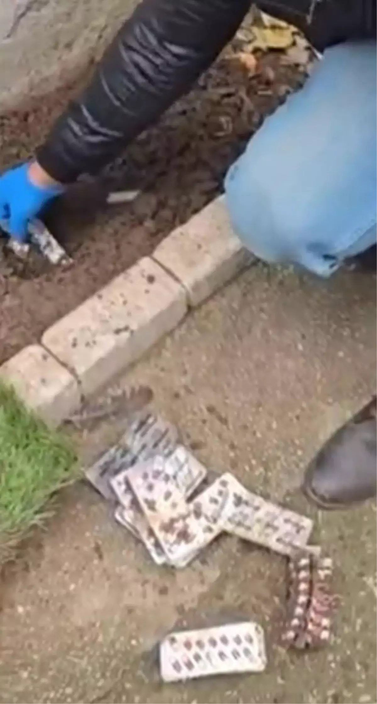 İzmir'de toprağa gömülü uyuşturucu ecza bulundu
