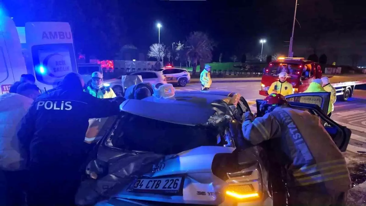 Kadıköy'de virajı alamayan sürücü, takla atıp elektrik direğini devirdi