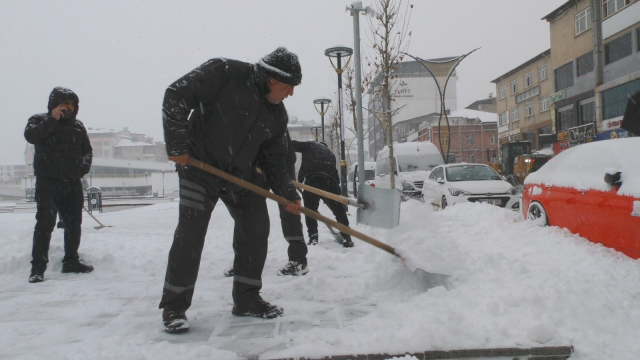 Kar etkisini artırdı, yılın son gününde o şehirlerde okullar tatil