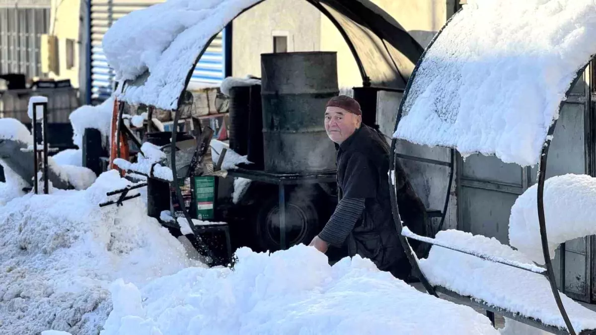 Kar yağışı durdu, esnafın mücadelesi başladı