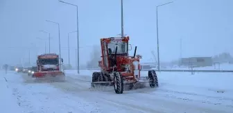 Karayolları ekipleri Doğu'daki 6 ilde 297 iş makinesiyle karla mücadele ediyor