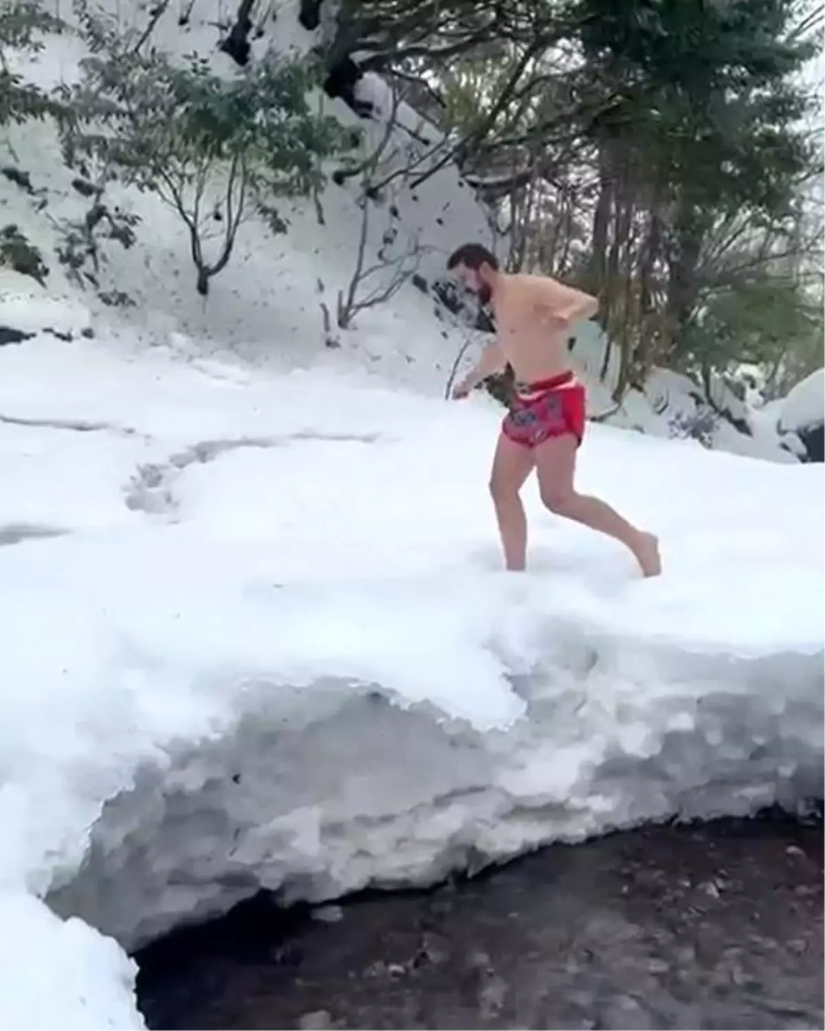 Karda şortla gezip şelale altında antrenman yaptı