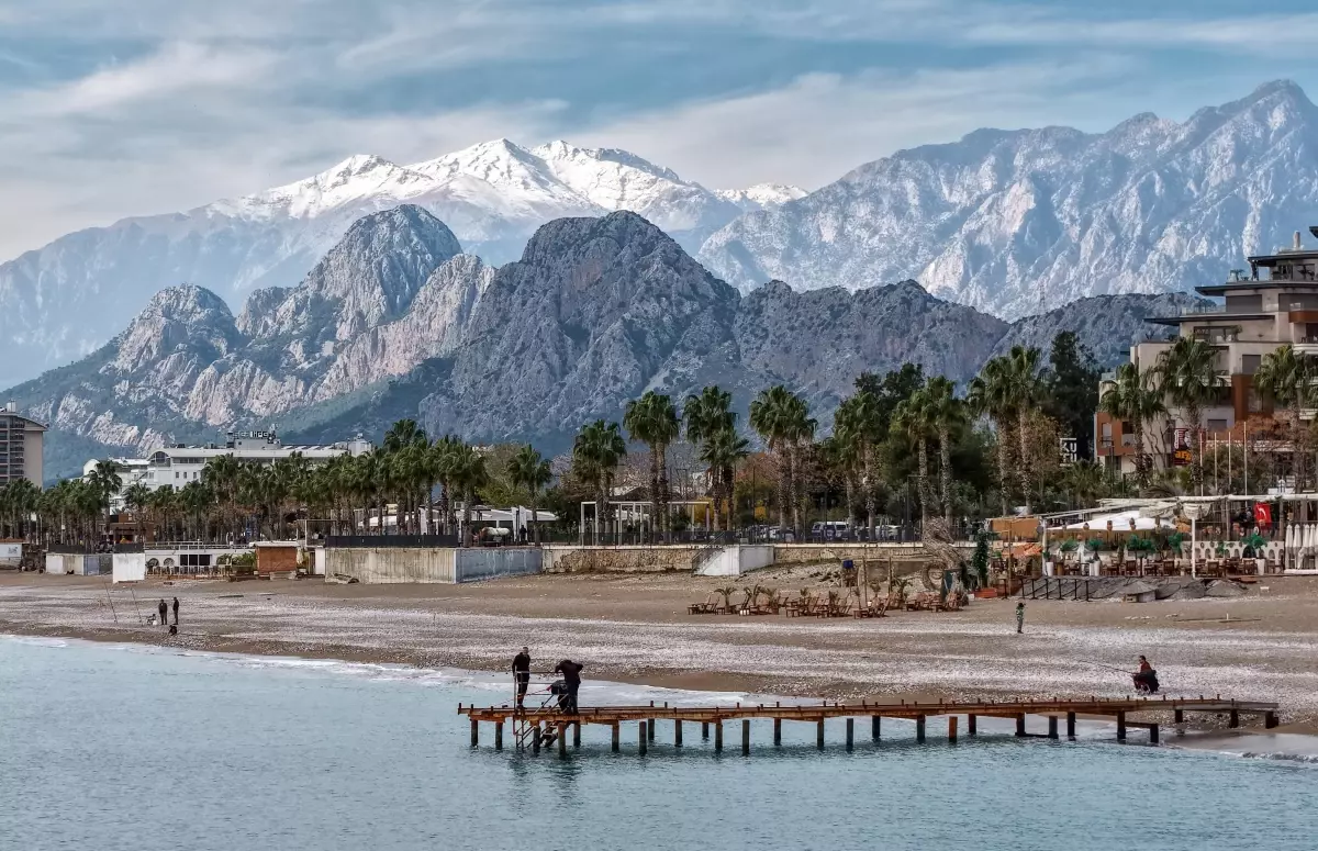 Karlı dağ manzarasında sahil keyfi