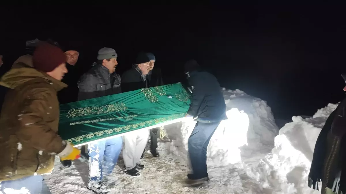 Kastamonu'da kar nedeniyle kapanan köy yolu cenaze için açıldı